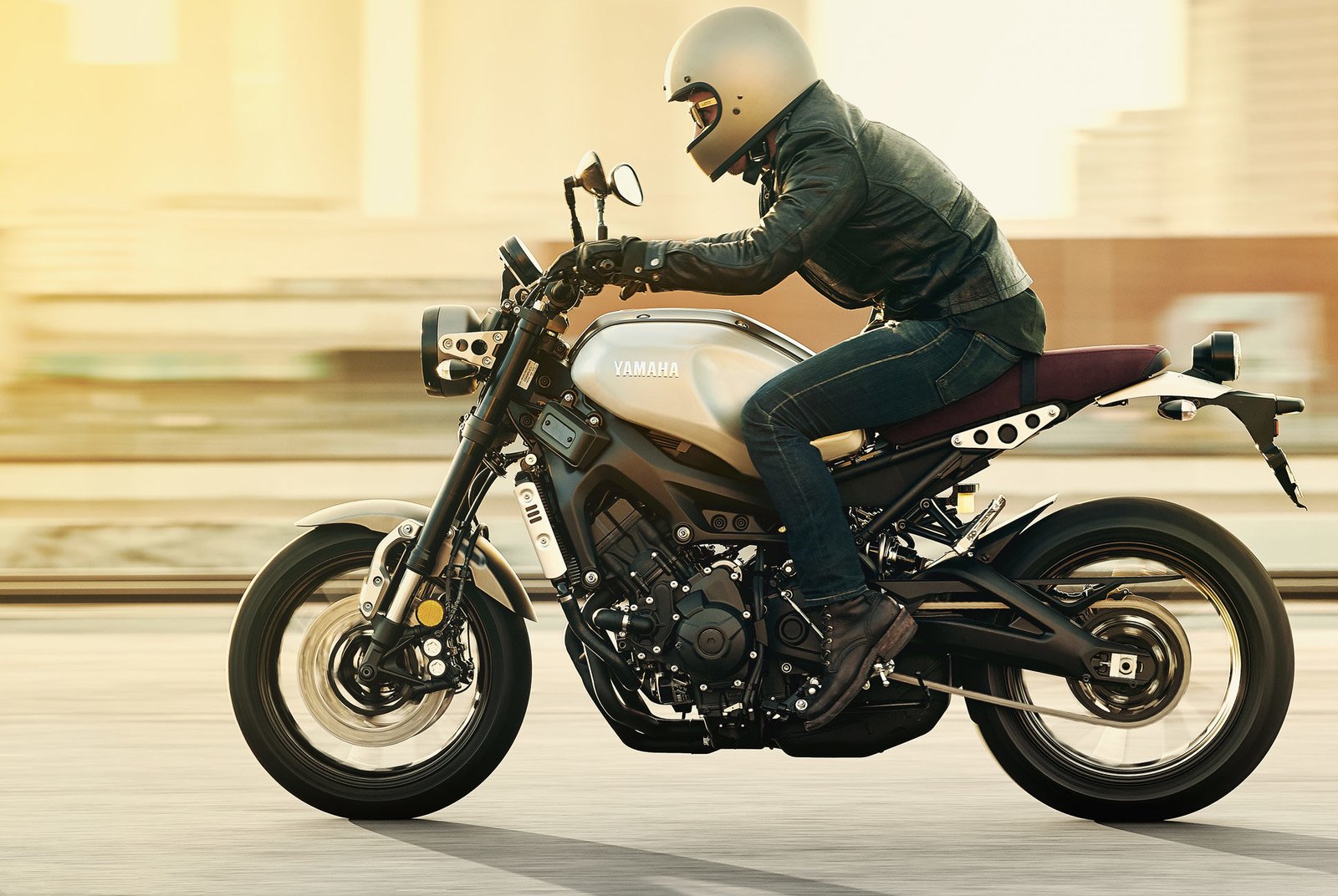 Yamaha XSR900 Slide 1 1940x1300 1