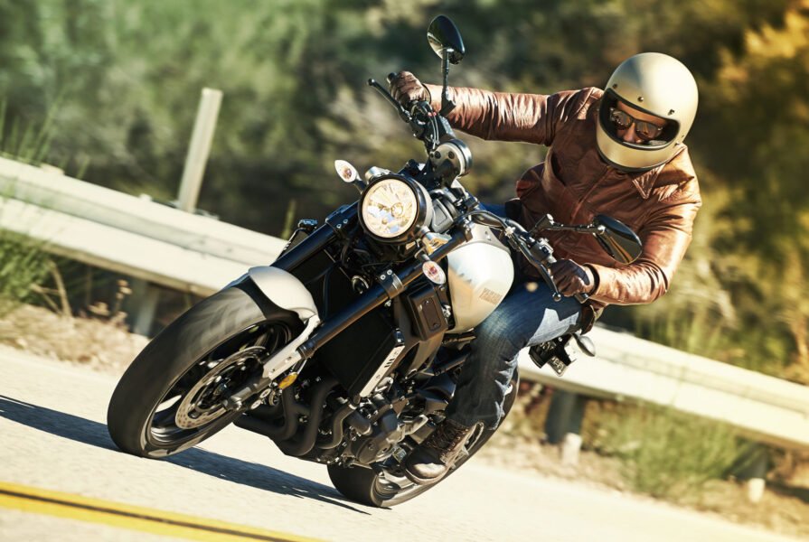 Yamaha XSR900 Slide 2 1940x1300 1